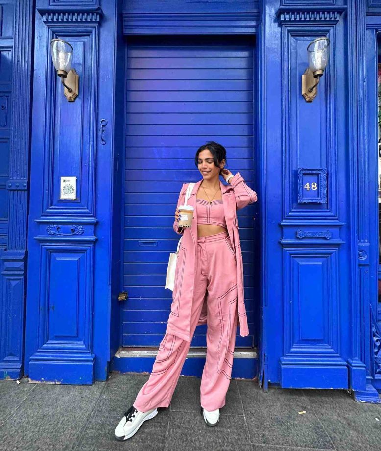 Shriya Pilgaonkar Turns Electric Blue In Pink Co-ords; See Pics 842849