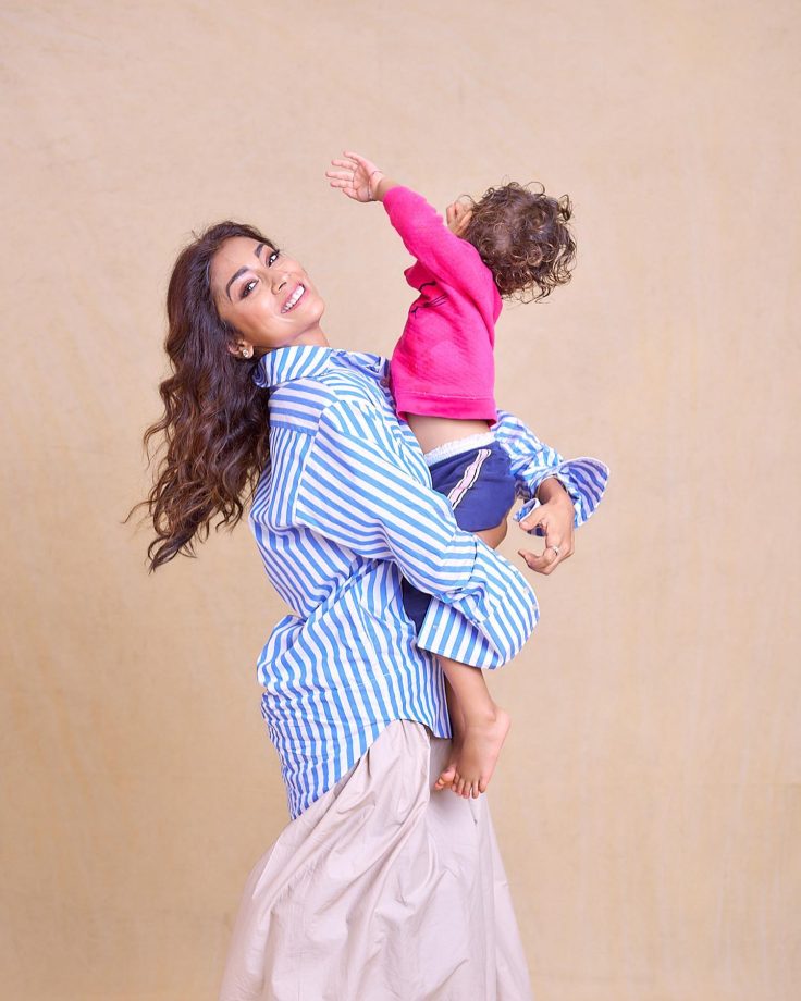 Shriya Saran Gets Candid With Her Daughter, Calls Her 'My World' 843646