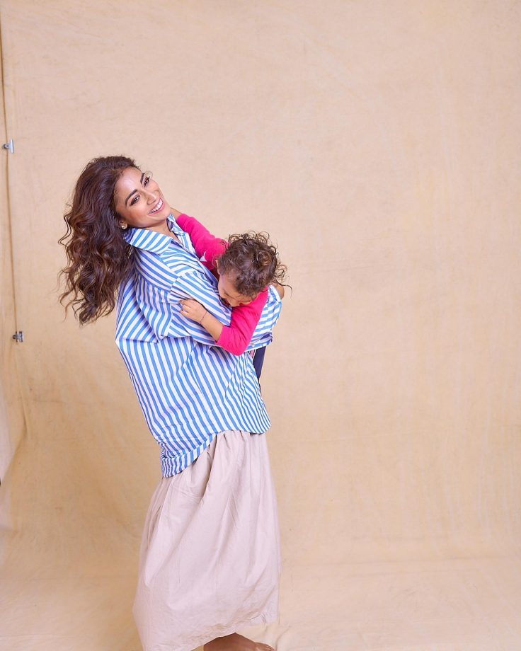 Shriya Saran Gets Candid With Her Daughter, Calls Her 'My World' 843638