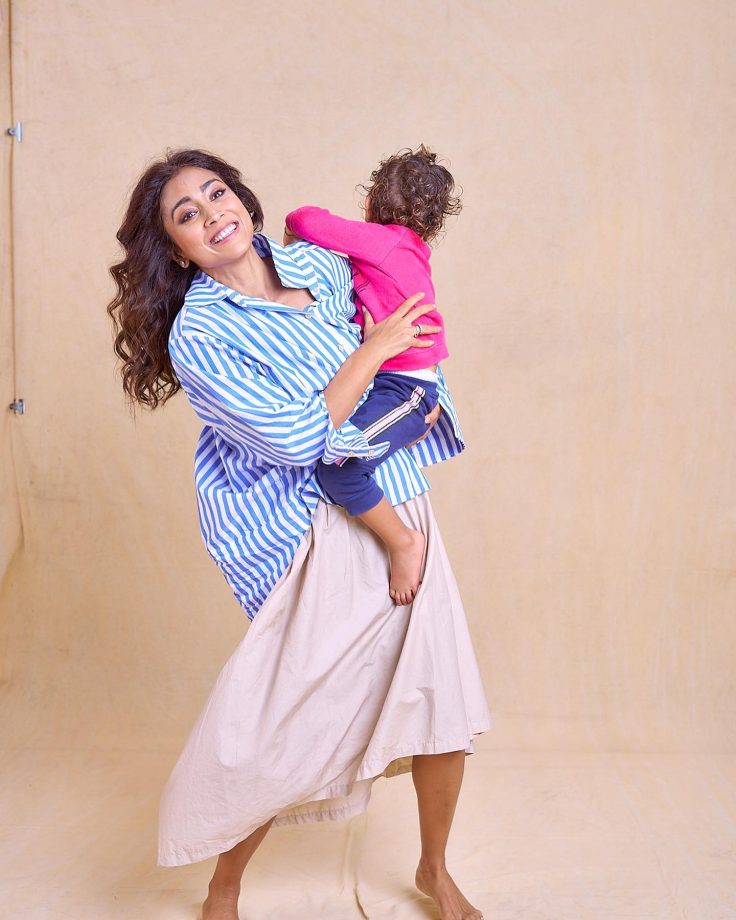Shriya Saran Gets Candid With Her Daughter, Calls Her 'My World' 843640