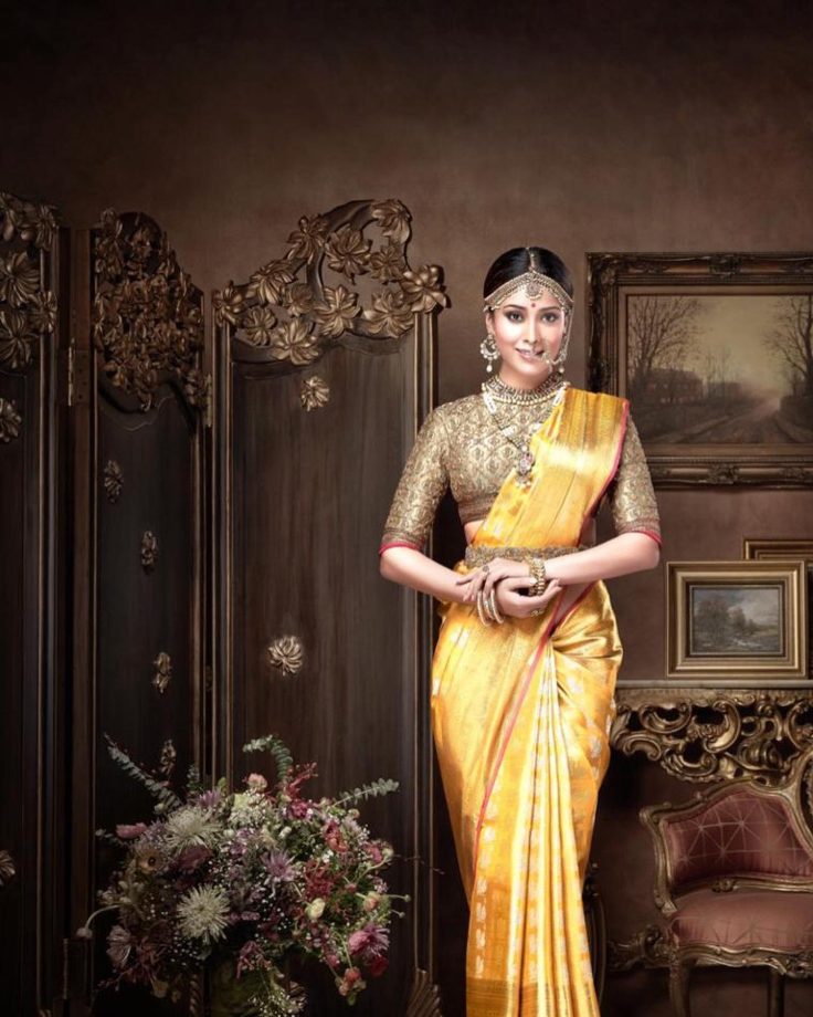 Shriya Saran is 'art' personified in this sheer golden saree, see pics 842589