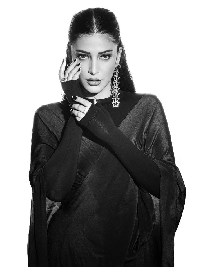 Shruti Haasan Embraces Gothic Look As She Turns 'Witch' In Black Gown 842885