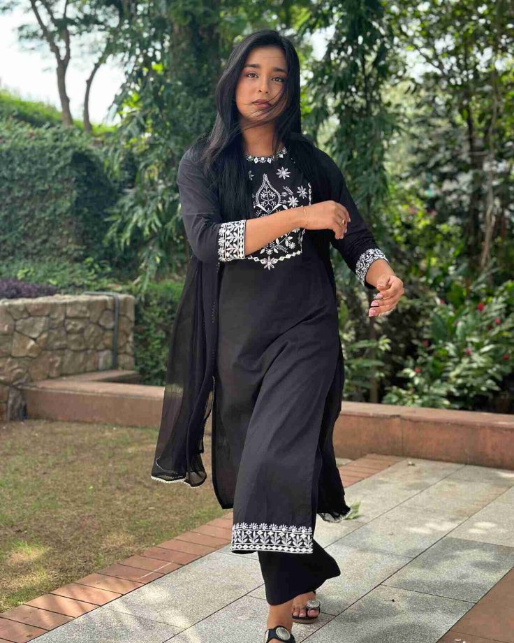 Sumbul Touqeer Is All Hearts In Black Chikankari Kurta Set, Take A Look 846839