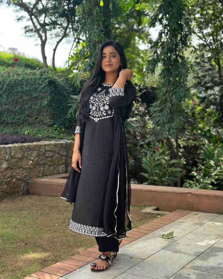 Sumbul Touqeer Is All Hearts In Black Chikankari Kurta Set, Take A Look 846840