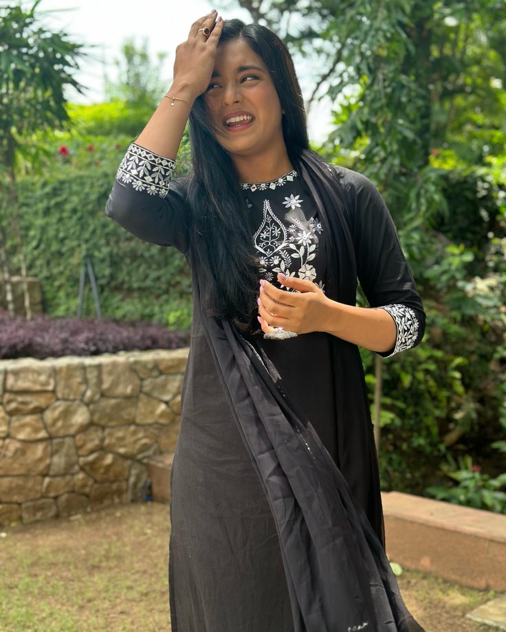 Sumbul Touqeer Is All Hearts In Black Chikankari Kurta Set, Take A Look 846836