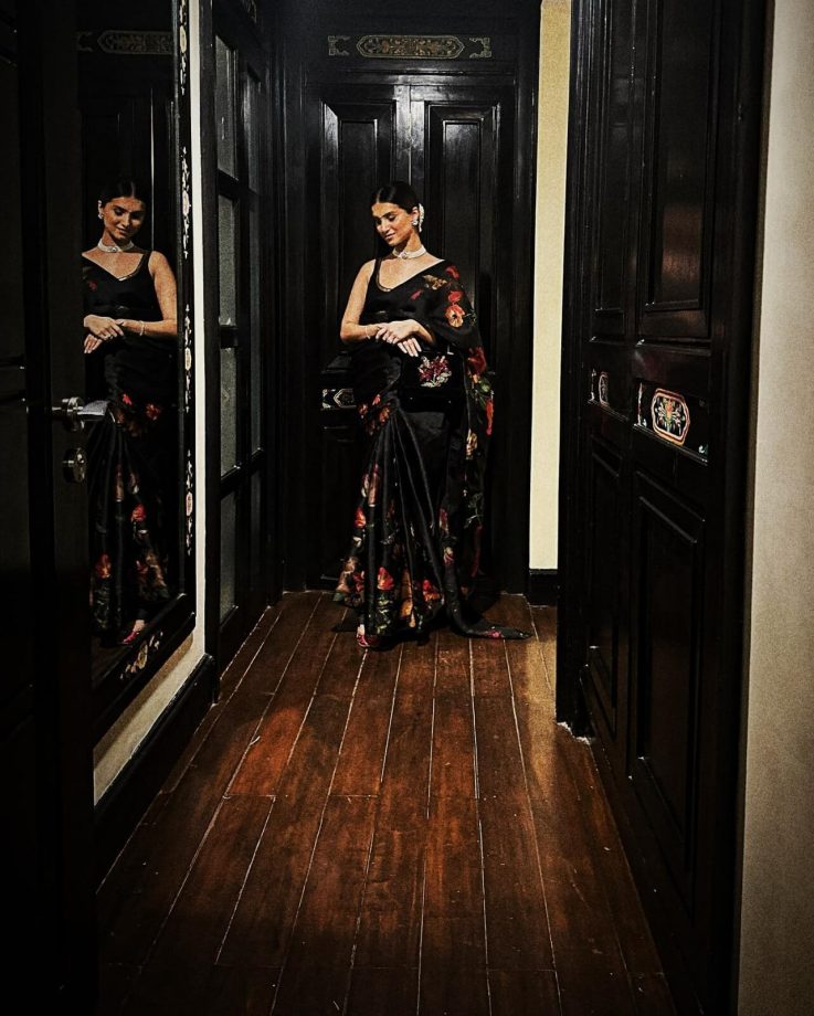 Tara Sutaria stuns in a gorgeous floral black saree, see pics 845860