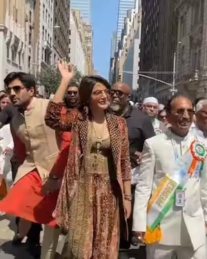 Viral Photos: Samantha Ruth Prabhu joins spiritual guru Sri Sri Ravi Shankar at 41st India Day Parade 844549