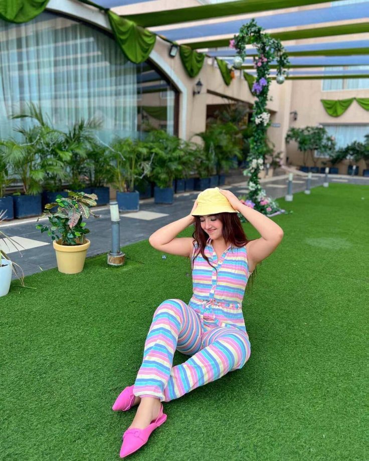 Ashnoor Kaur Reveals Her 'Happiness' Secret In Multicolour Jumpsuit With Bucket Hat 851594