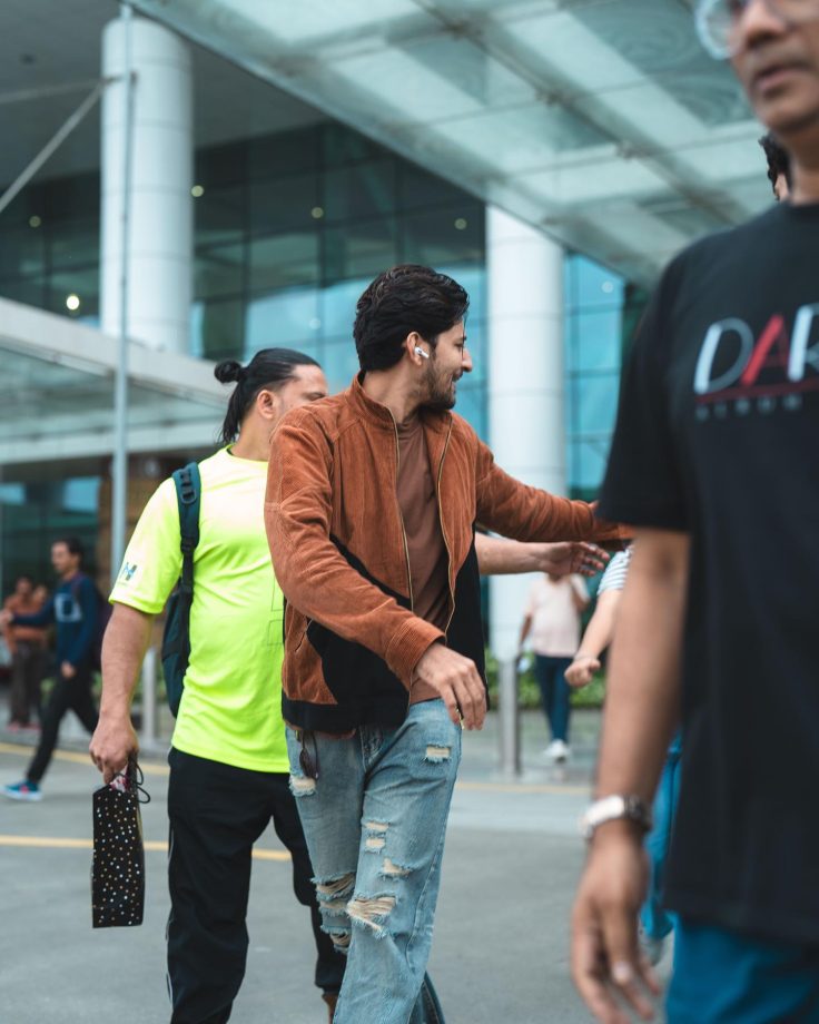 Darshan Raval Kickstarts His Travel To Rishikesh; Spotted With Baggage 850533