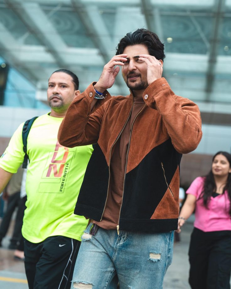 Darshan Raval Kickstarts His Travel To Rishikesh; Spotted With Baggage 850534