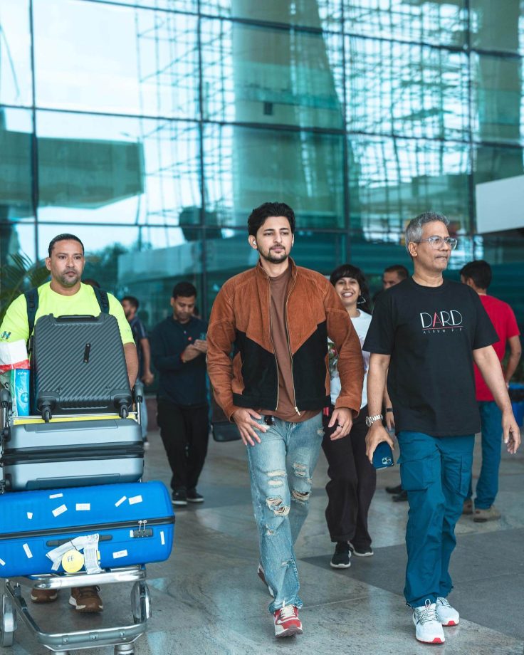 Darshan Raval Kickstarts His Travel To Rishikesh; Spotted With Baggage 850535