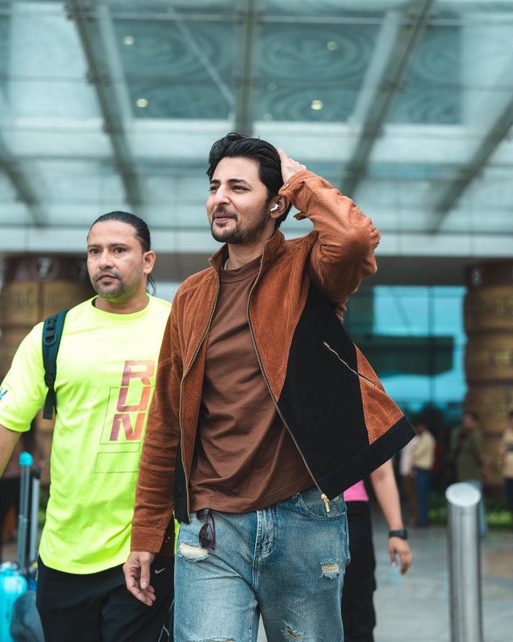 Darshan Raval Kickstarts His Travel To Rishikesh; Spotted With Baggage 850532