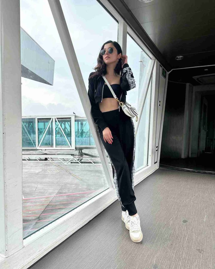 Divya Khosla Kumar keeps her airport runway style intact in all black casual set [Photos] 854636