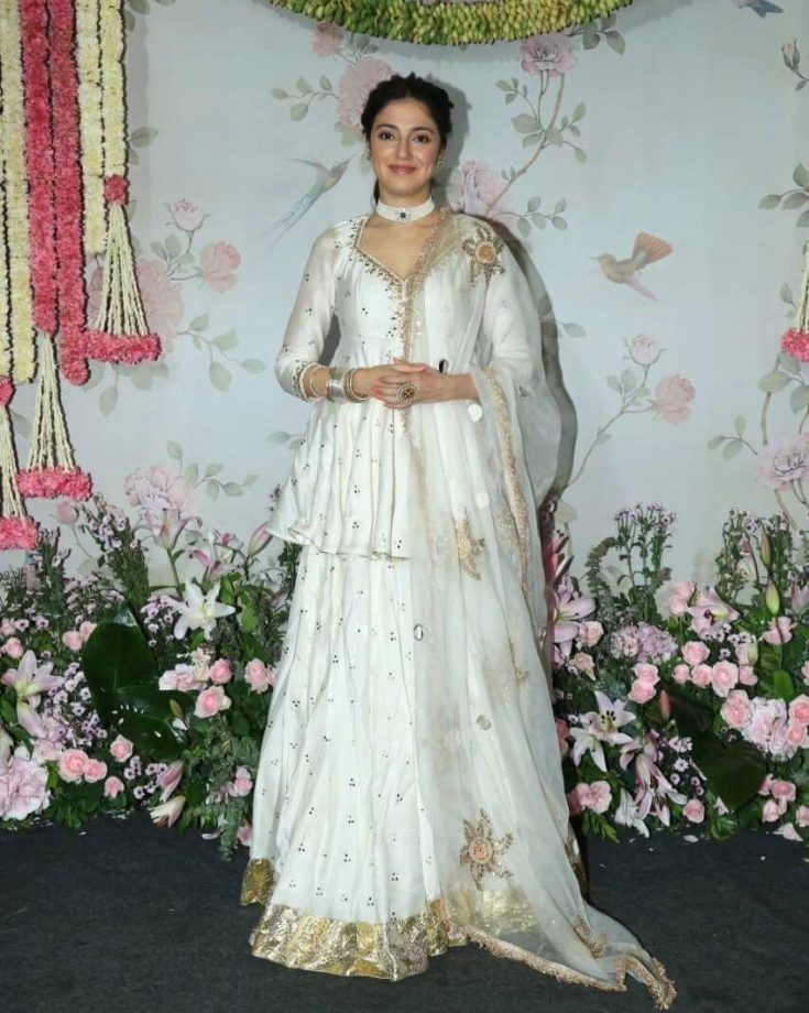 Divya Khosla Kumar Makes Hearts Flutter In White Kurta, Lehenga Skirt, And Dupatta With Choker Necklace Set 854007