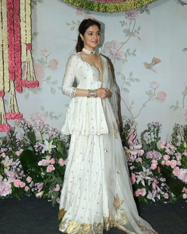 Divya Khosla Kumar Makes Hearts Flutter In White Kurta, Lehenga Skirt, And Dupatta With Choker Necklace Set 854008