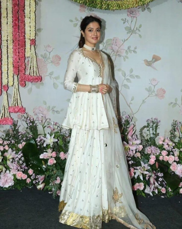 Divya Khosla Kumar Makes Hearts Flutter In White Kurta, Lehenga Skirt, And Dupatta With Choker Necklace Set 854009