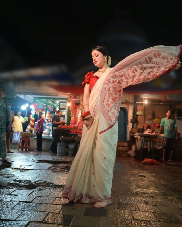 Divya Khosla Kumar Turns Bengali Beauty In White Saree, Red Puffy Blouse, Gold Accessories, And Classy Gajra 850949