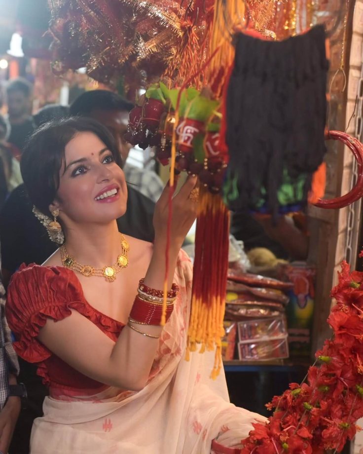 Divya Khosla Kumar Turns Bengali Beauty In White Saree, Red Puffy Blouse, Gold Accessories, And Classy Gajra 850952