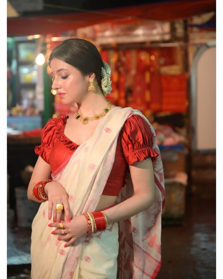 Divya Khosla Kumar Turns Bengali Beauty In White Saree, Red Puffy Blouse, Gold Accessories, And Classy Gajra 850953