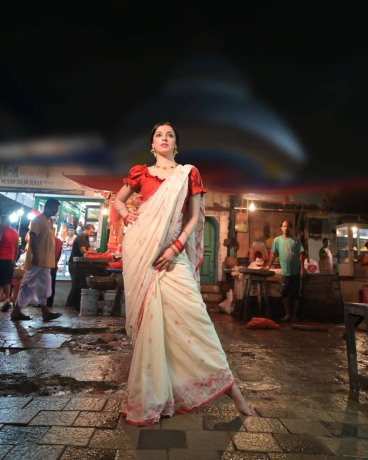 Divya Khosla Kumar Turns Bengali Beauty In White Saree, Red Puffy Blouse, Gold Accessories, And Classy Gajra 850954