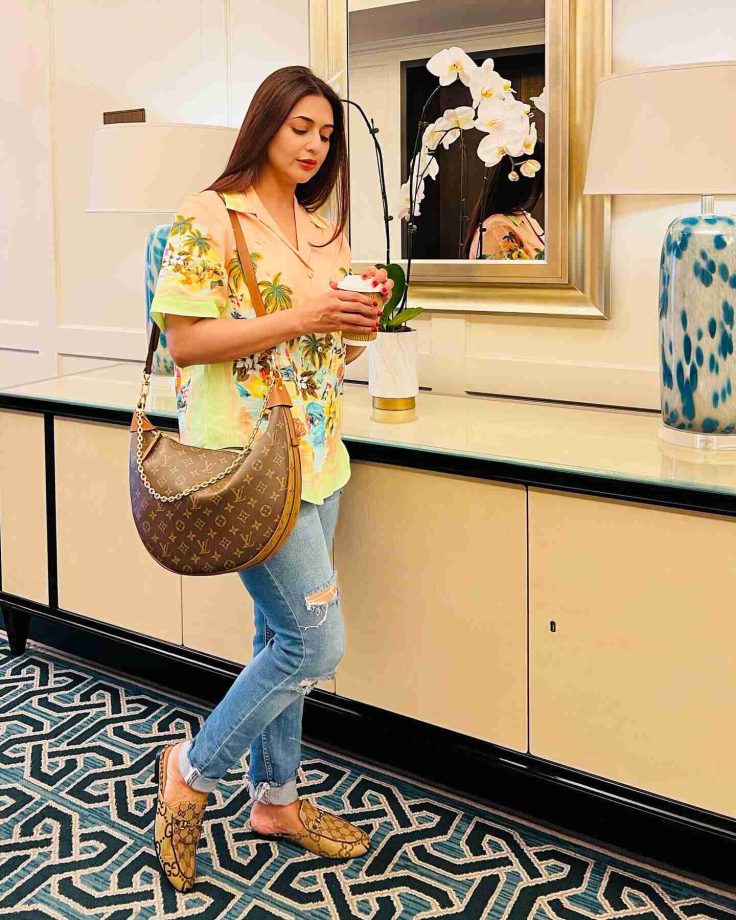 Divyanka Tripathi Looks Pretty In Digital Print Shirt And Ripped Denim 849086