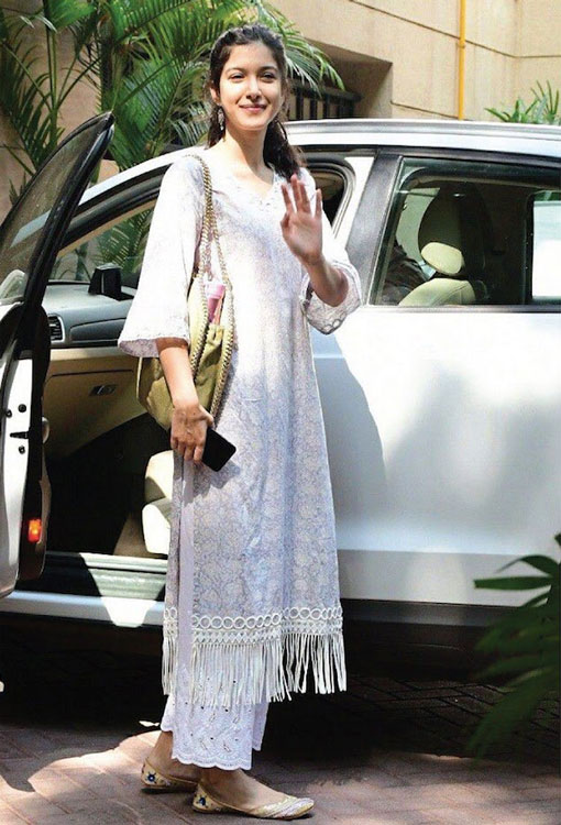 Easy kurta pajama styling cues from Mrunal Thakur, Kriti Sanon and Shanaya Kapoor 856052