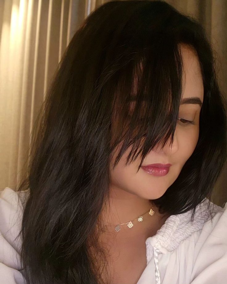 “Flower nahi, fire hai fire”, Rashami Desai adds ‘Pushpa’ glam with pink lips and messy hair 851785