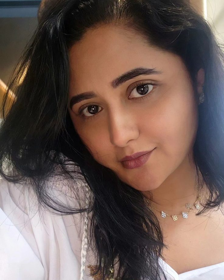 “Flower nahi, fire hai fire”, Rashami Desai adds ‘Pushpa’ glam with pink lips and messy hair 851784