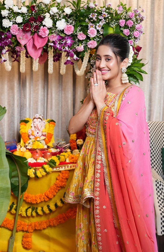 Ganesh Chaturthi Elegance: Shivangi Joshi Dazzles In Yellow Gharara Set 854401