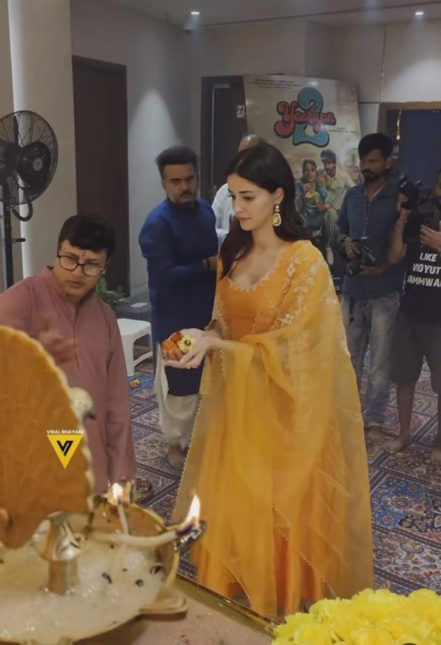 Ganpati Bappa Morya: Shraddha Kapoor and Ananya Panday seek blessings, look gorgeous in yellow salwar suits 856171