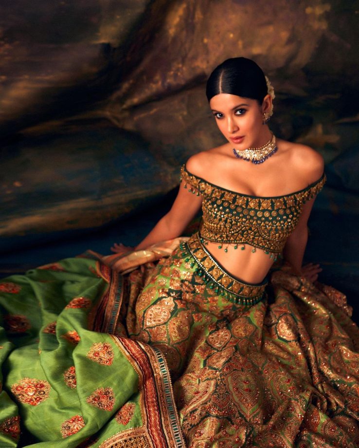 Get The Code To Be 'Sassy' In Crop Top Lehengas From Ananya Panday, Shanaya Kapoor And Suhana Khan 854820