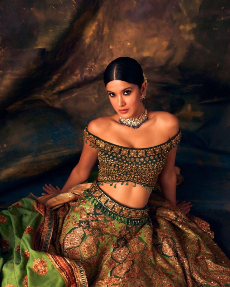 Get The Code To Be 'Sassy' In Crop Top Lehengas From Ananya Panday, Shanaya Kapoor And Suhana Khan 854822