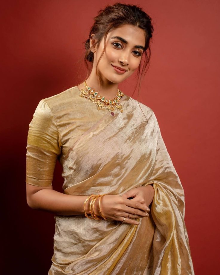 Hairstyle lessons for saree from Anupama Parameswaran, Pooja Hegde and Tamanna Bhatia 857127