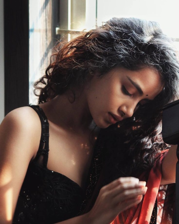 Hairstyle lessons for saree from Anupama Parameswaran, Pooja Hegde and Tamanna Bhatia 857121