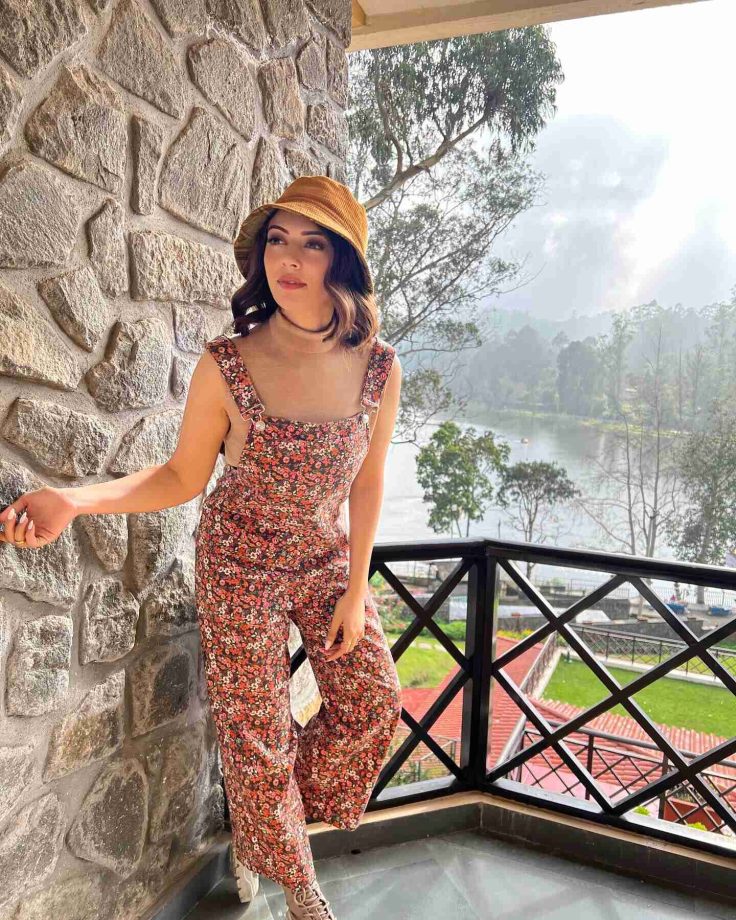 Hansika Motwani’s floral dungaree is perfect for you Autumn blues 852744