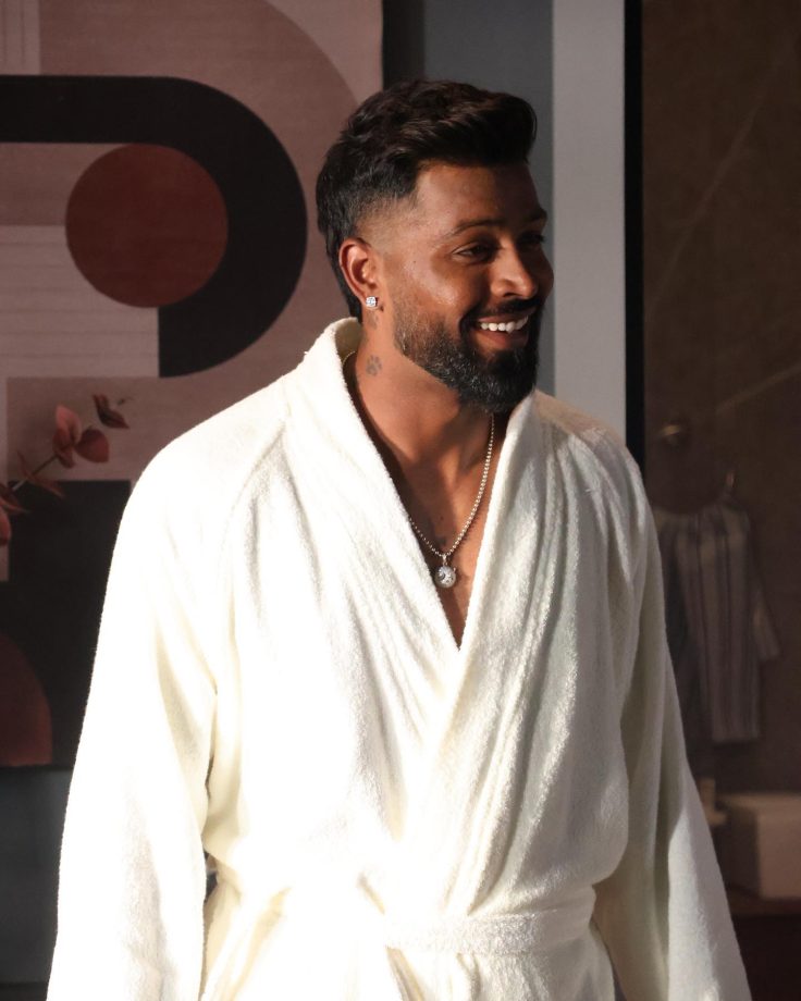 Hardik Pandya Poses In Bathrobe, Females Fans Go Fluttering 849135