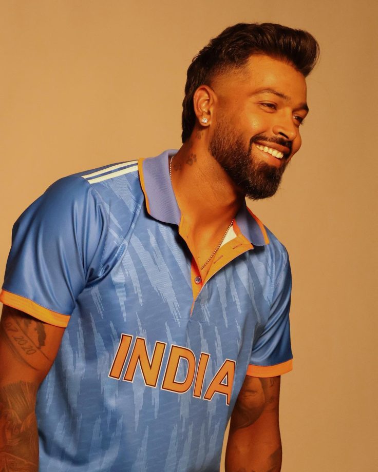 Hardik Pandya Poses In Bathrobe, Females Fans Go Fluttering 849139