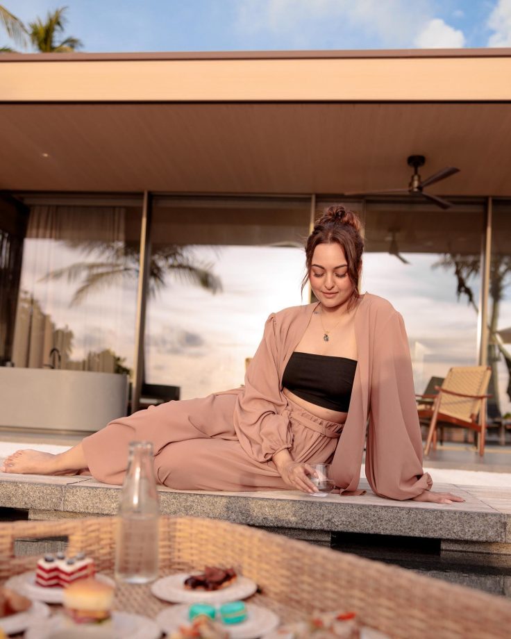 Ice-cream To Floating Breakfast: Sneak Peek Into Sonakshi Sinha's Maldives Vacation 857011