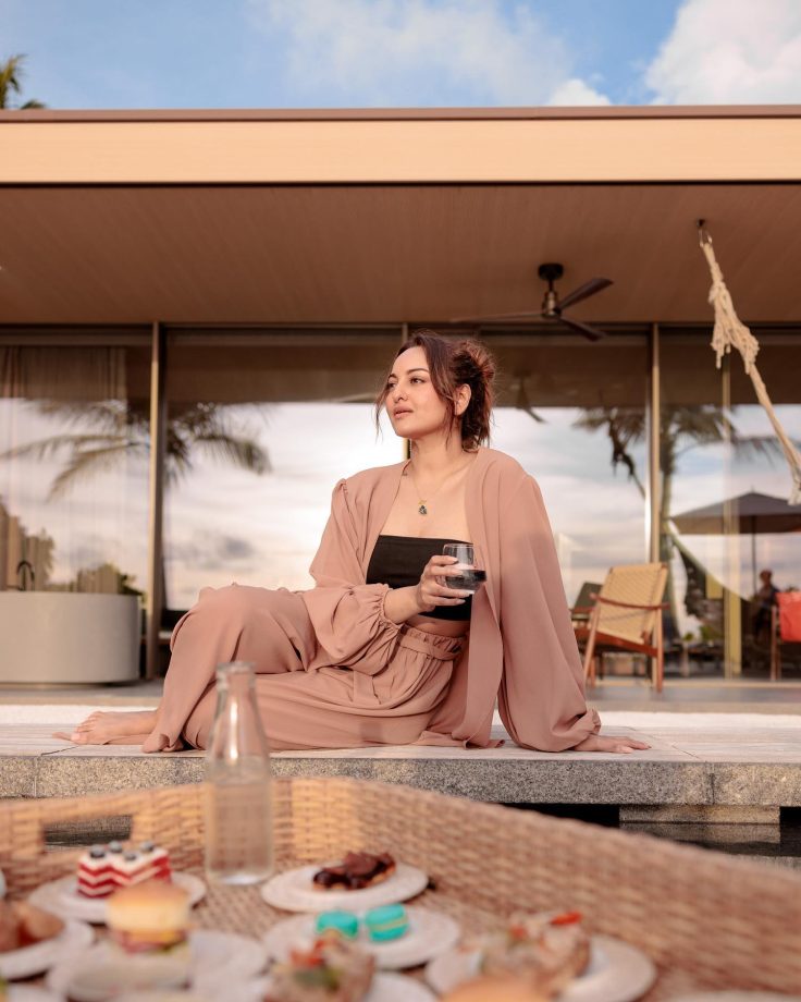 Ice-cream To Floating Breakfast: Sneak Peek Into Sonakshi Sinha's Maldives Vacation 857012