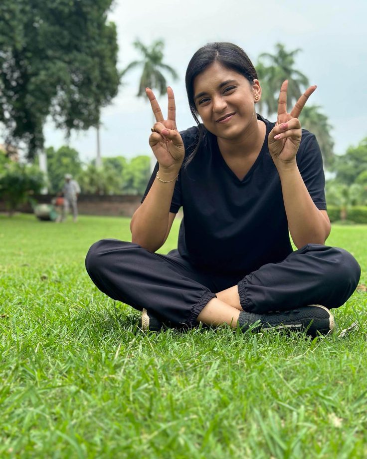 It's A Green Day For Sumbul Touqeer In Black Top And Joggers With Shoes 854729