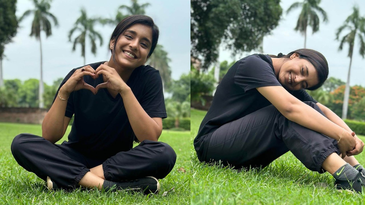 It's A Green Day For Sumbul Touqeer In Black Top And Joggers With Shoes 854731