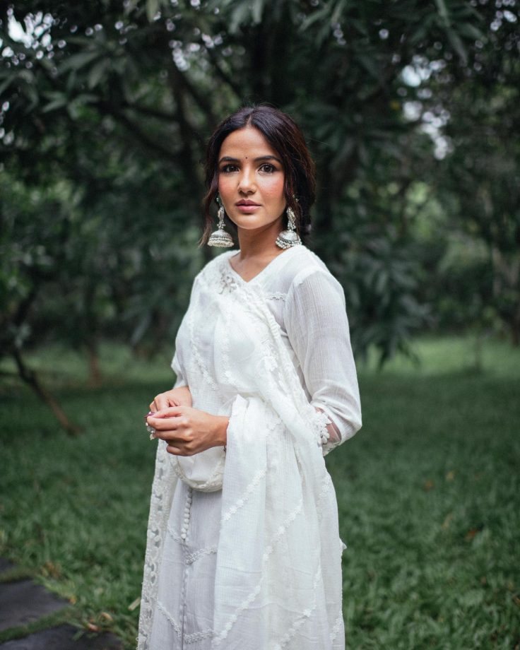 Jasmin Bhasin Aces Elegance In White Chikankari Kurta Set With Oxidised Accessories 849436