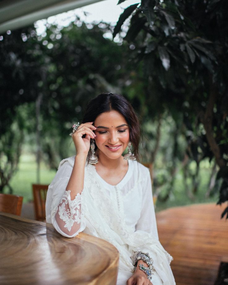 Jasmin Bhasin Aces Elegance In White Chikankari Kurta Set With Oxidised Accessories 849437