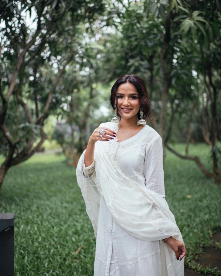 Jasmin Bhasin Aces Elegance In White Chikankari Kurta Set With Oxidised Accessories 849439