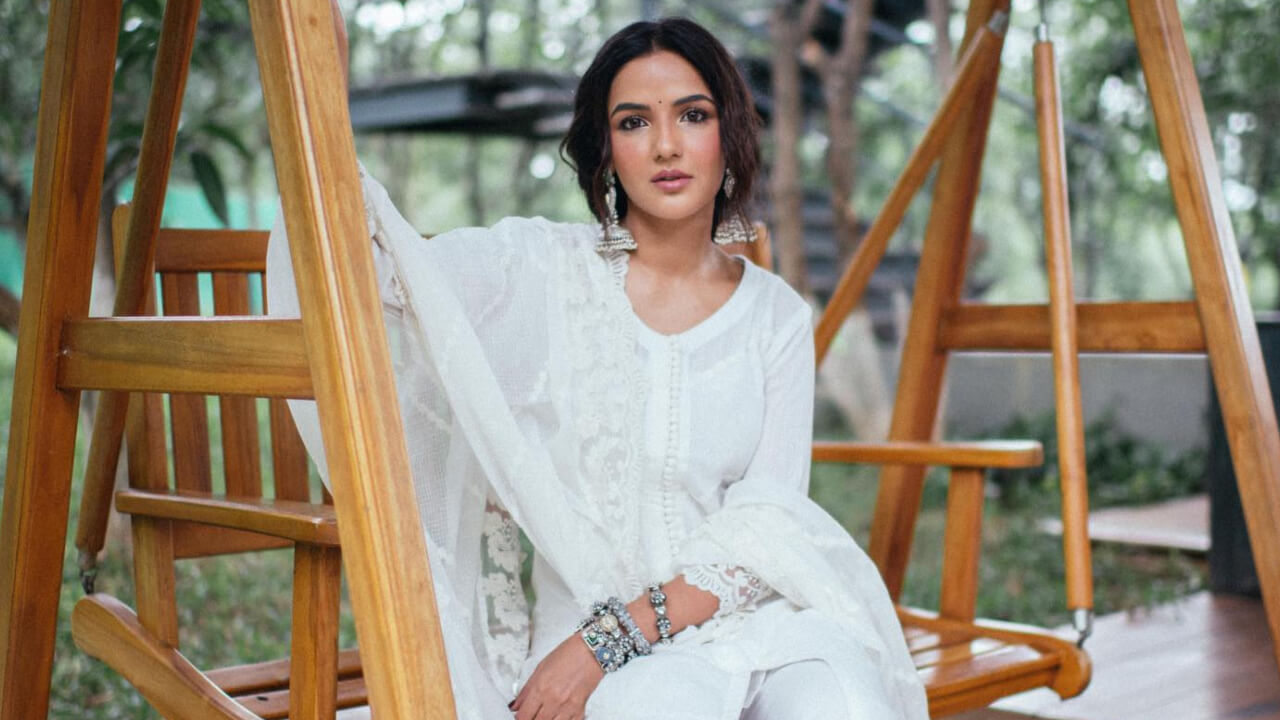 Jasmin Bhasin Aces Elegance In White Chikankari Kurta Set With Oxidised Accessories 849441