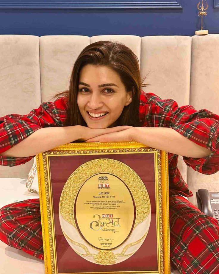 Kriti Sanon Gets Crowned As 'Woman Of The Year,' Pens Gratitude Note 848141