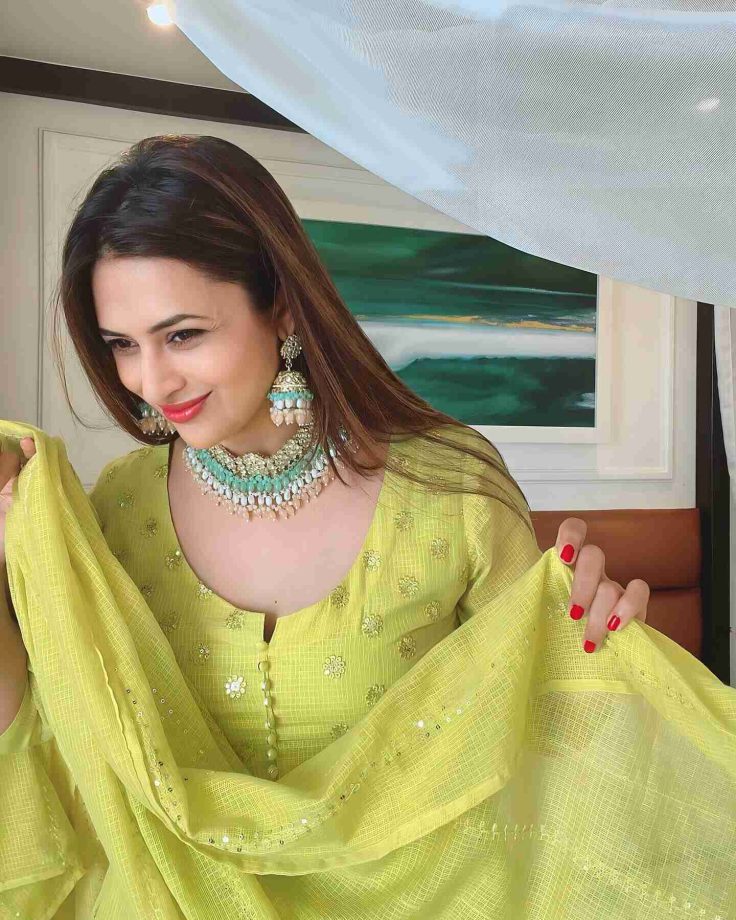 Learn traditional aesthetics in modern lehenga choli designs from Divyanka Tripathi and Krystle Dsouza [Photos] 854682