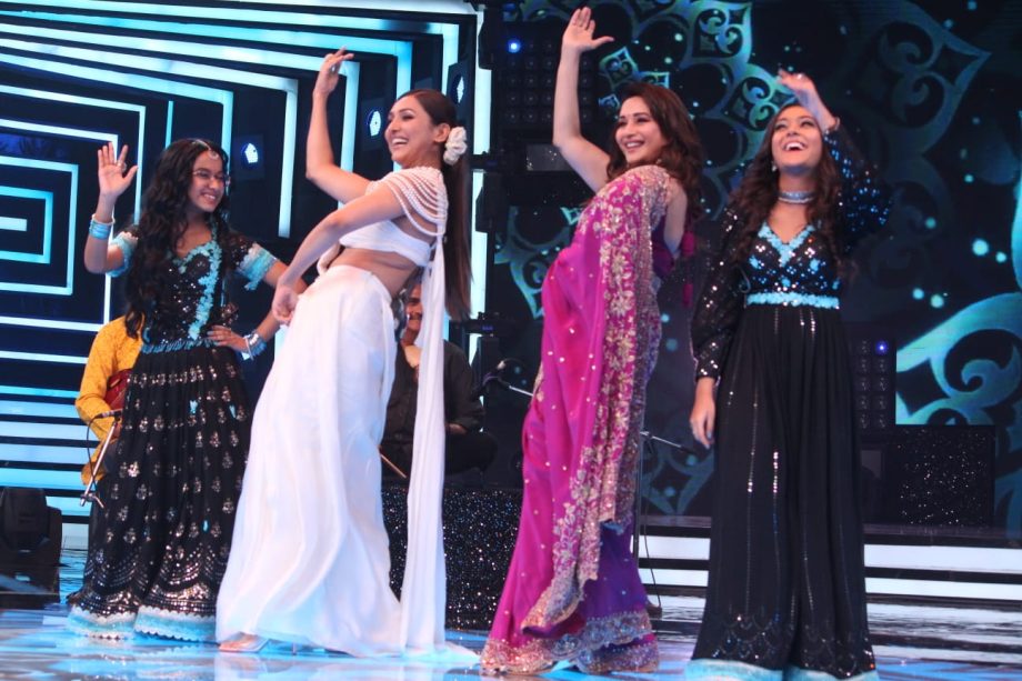 Madhuri Dixit Recreates 'Mera Piya Ghar Aaya' with Judge Neeti Mohan on Sa Re Ga Ma Pa 854735