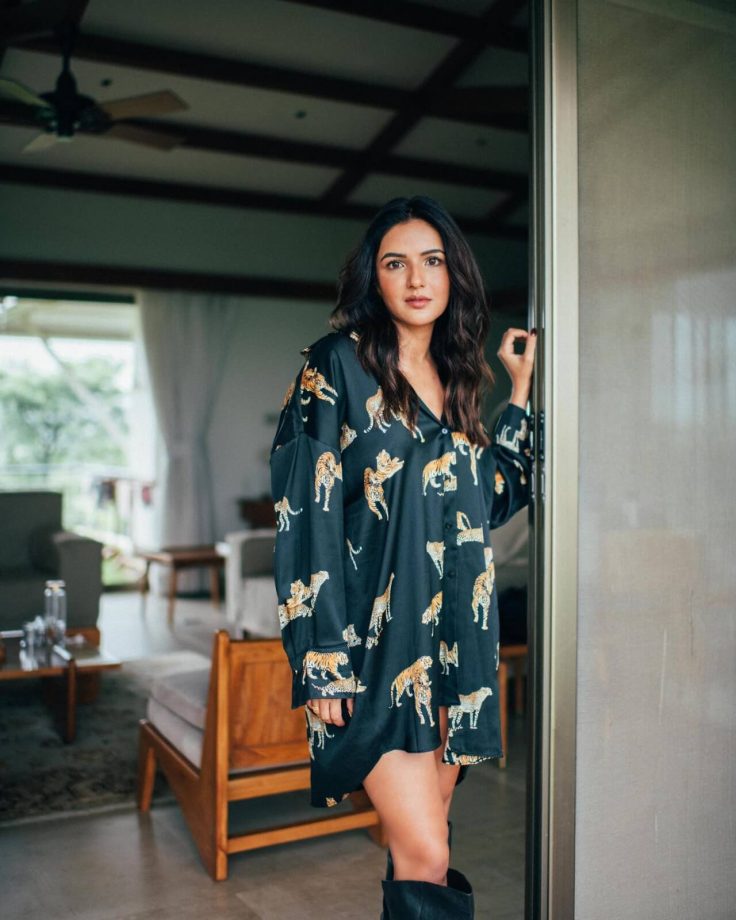 Oomph Reigns! Jasmin Bhasin cuts it chic in black deep-neck satin shirt dress 854048