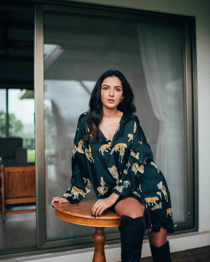 Oomph Reigns! Jasmin Bhasin cuts it chic in black deep-neck satin shirt dress 854049